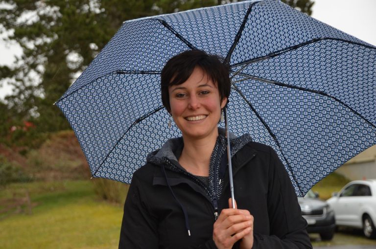 Viviane souriante sous son parapluie