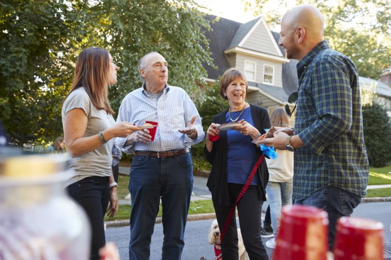 Quatre voisins discutent dans la rue