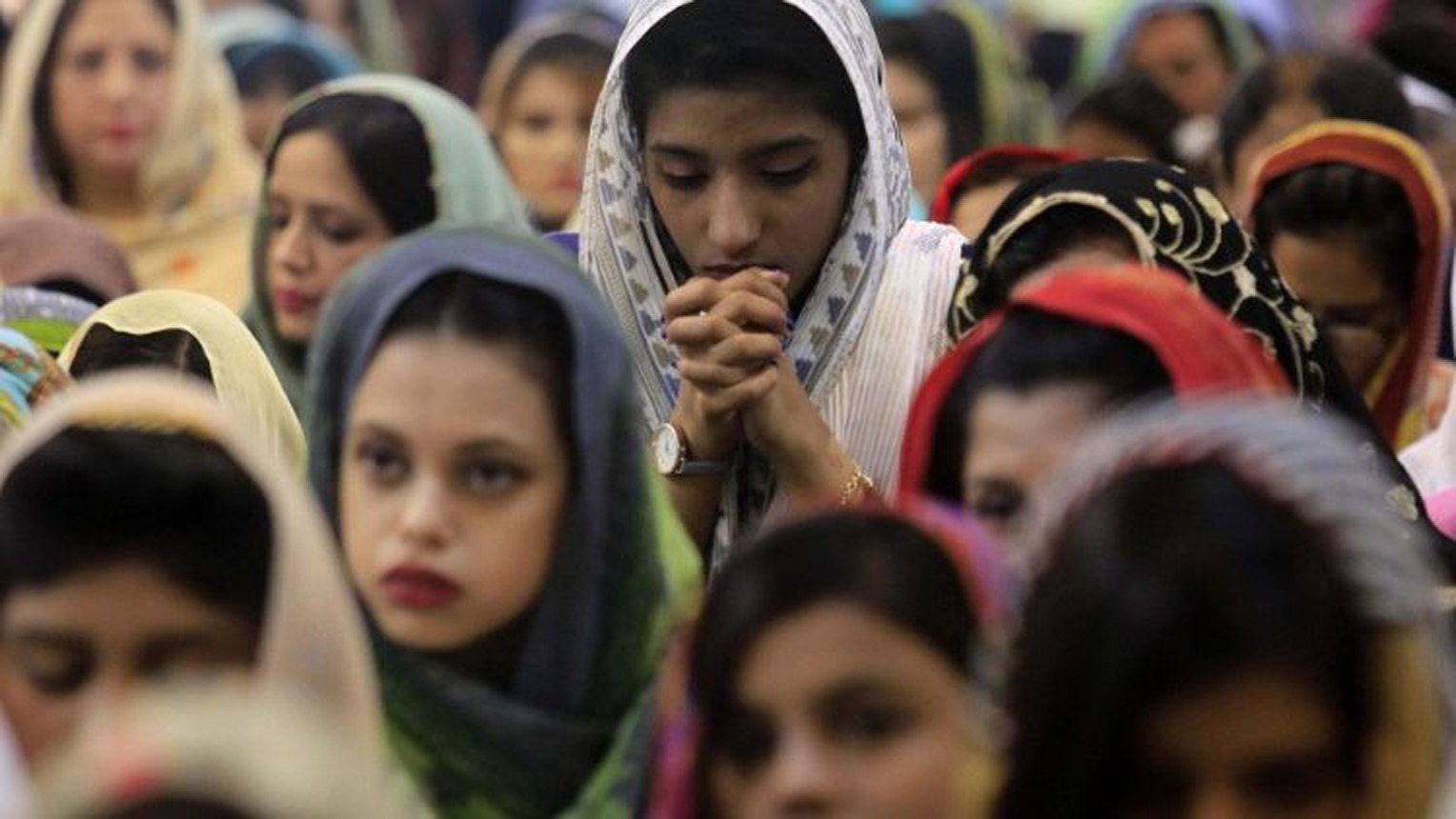 femmes en prière au pakistan