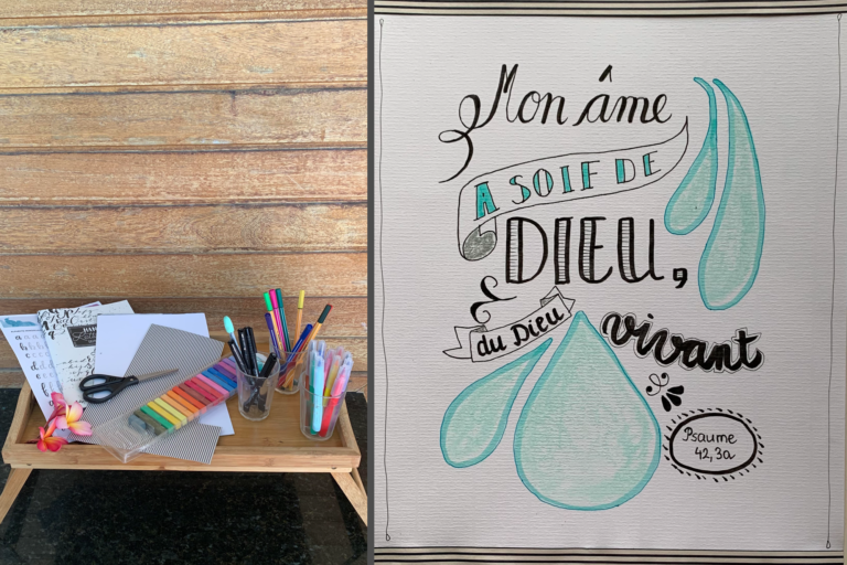 Un cadre contenant le verset "Mon âme a soif de Dieu, du Dieu vivant" en brush lettering. Les mots sont dessinés avec différentes écriture. De grosses gouttes d'eau dessinées illustrent le verset par endroits.